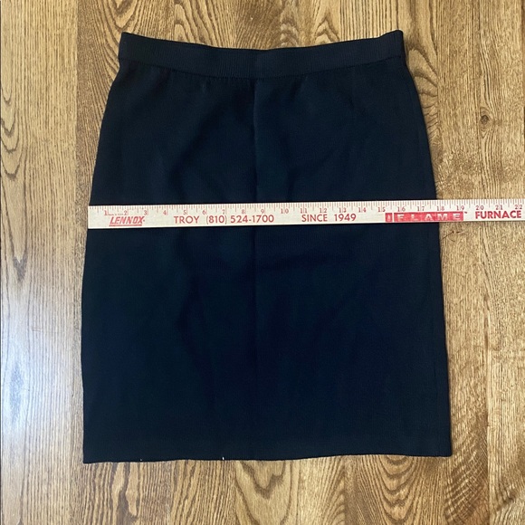 St. John Basics knits black Santana skirt mini skirt size 10 capsule wardrobe - Picture 7 of 9